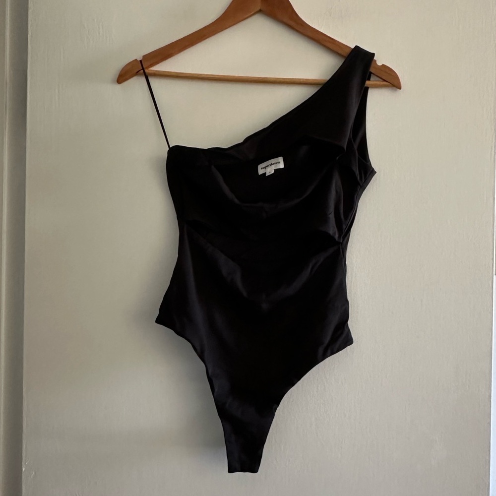 Superdown Black Cut Out One Shoulder Bodysuit Size Small EUC - Picture 2 of 6